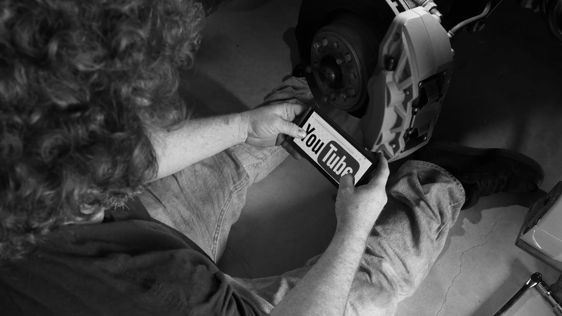 Mecánico trabajando en frenos